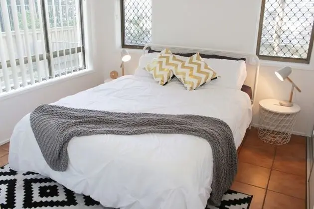 Lovely 1 Bedroom Apartment Steps to the Beach
