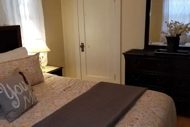 Lovely 1 King Bed- Walk Downtown Pet Ok - Oda