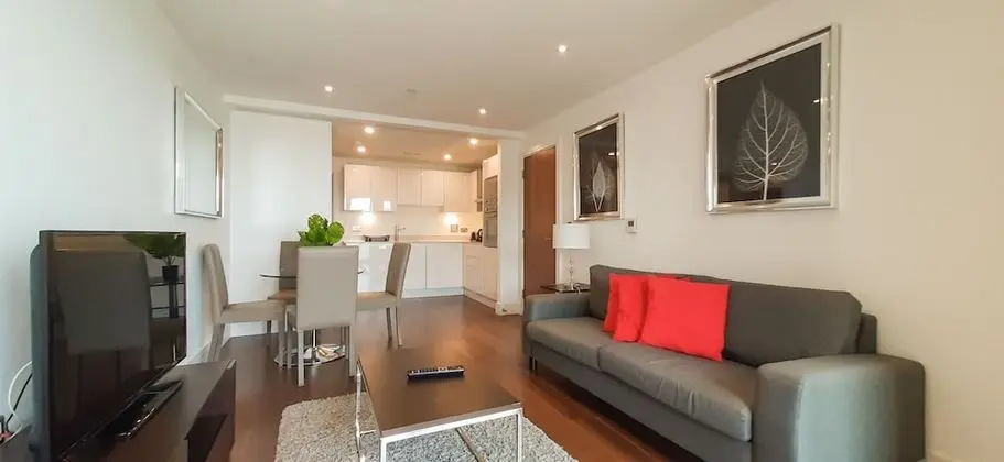 Lovely 2-bed/2-bath Apartment in Lincoln Plaza