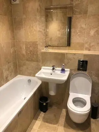 Lovely 2-bed Apartment in Brentwood - Banyo Tipleri