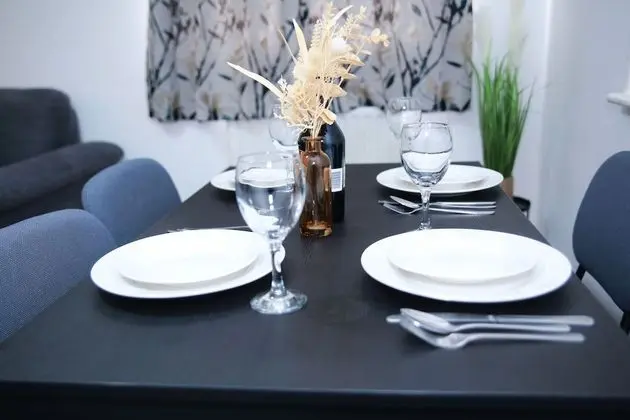 Lovely 2-bed Apartment in Harrow - Yerinde Yemek