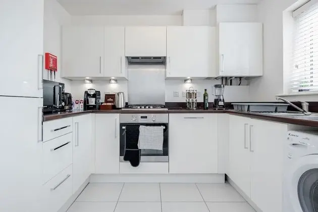 Lovely 2-bed House With 2 Bathrooms in Dartford - Mutfak