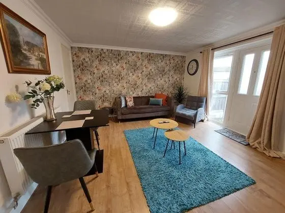 Lovely 2-bed House in the Heart of Woodhouse