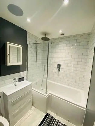 Lovely 2-bed House in Rochester - Banyo Tipleri