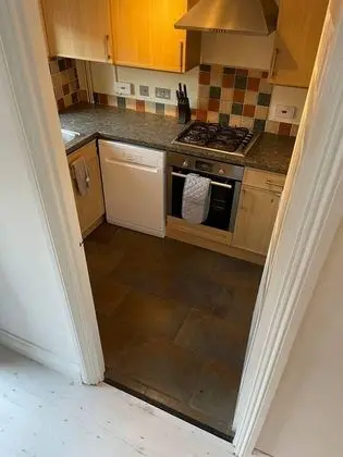 Lovely 2-bed House in Rochester - Mutfak