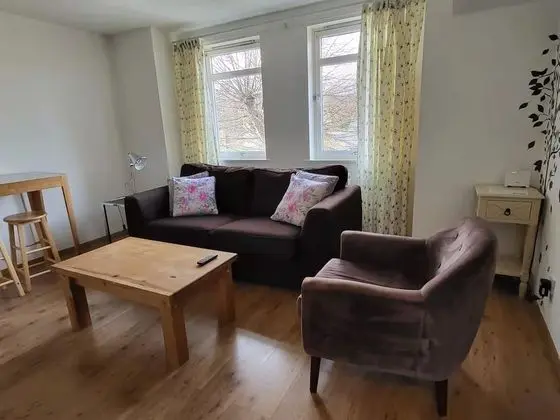 Lovely 2 Bedroom Apartment With Private Parking