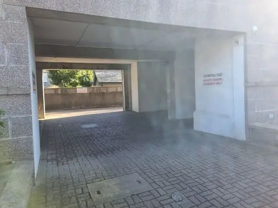 Lovely 2 Bedroom Apartment With Private Parking - Dış Mekan