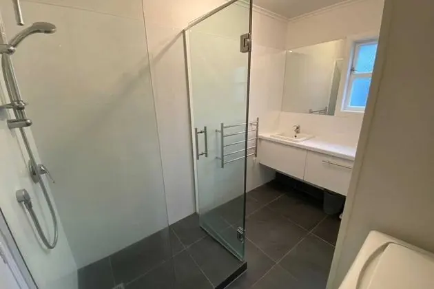 Lovely 2 Bedroom Apartment in Quiet Parnell - Banyo Tipleri