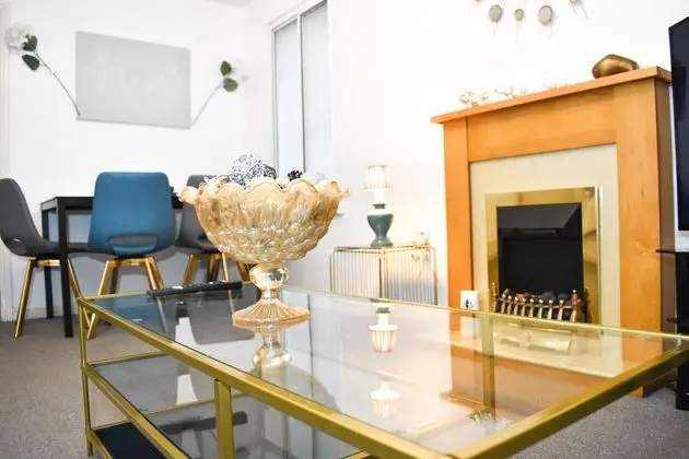 Lovely 2-bedroom Serviced Apartment in West Brom