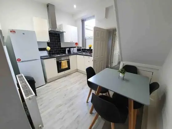 Lovely 3-bed Apartment in Coventry - Mutfak