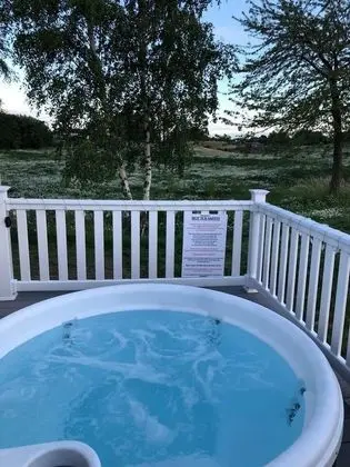 Lovely 3-bed Caravan With Hot Tub in Lincolnshire - Spa
