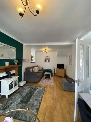 Lovely 3-bed House in Bridgend 7min From Porthcawl