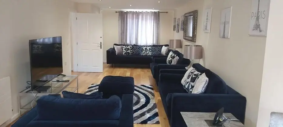 Lovely 3-bed House in Luton