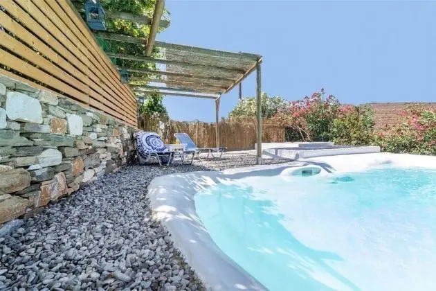 Lovely 3-Bedroom House in Tinos - Havuz