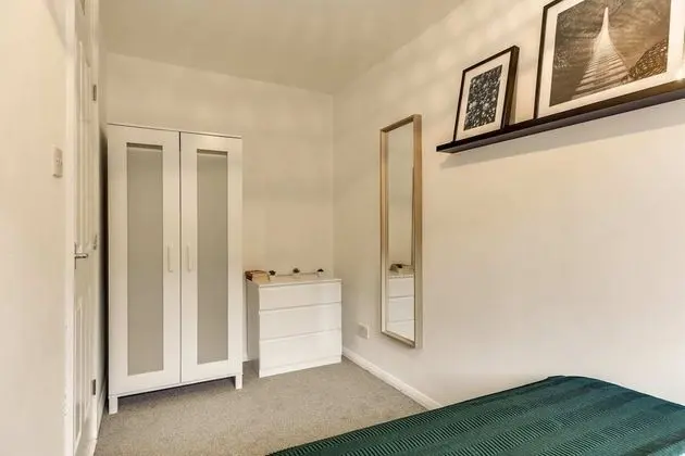 Lovely 4 Bed House w Garden, 1 Stop to Waterloo