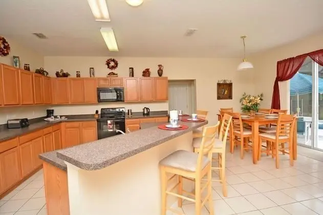 Lovely 4 Bedroom 3.5 Bath Pool Home With Games Room - Mutfak