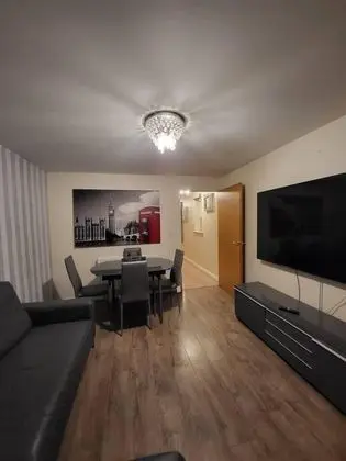 Lovely 4 Bedroom Home With Private Parking
