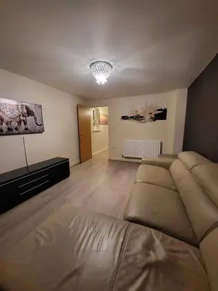 Lovely 4 Bedroom Home With Private Parking - İç Mekan