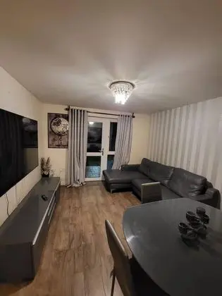 Lovely 4 Bedroom Home With Private Parking - Yerinde Yemek