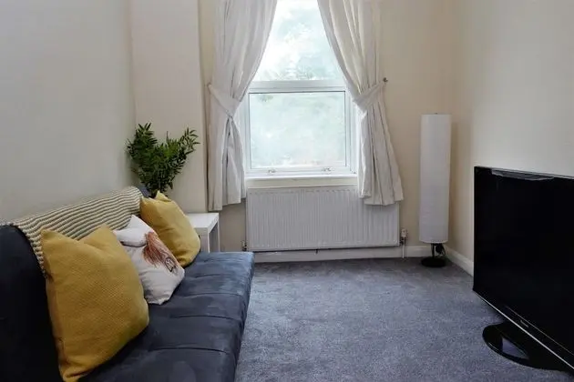 Lovely 4-Bedroom Home in Woodcote Fold
