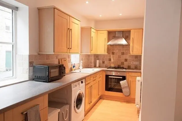 Lovely 4-Bedroom Home in Woodcote Fold - Mutfak