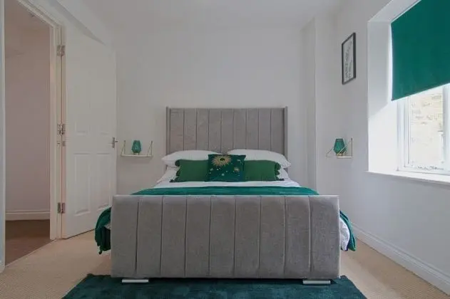 Lovely 4-Bedroom Home in Woodcote Fold - Oda