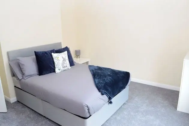 Lovely 4-Bedroom Home in Woodcote Fold - Oda