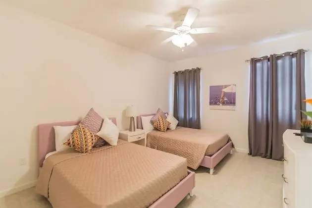 Lovely 6 Bedroom Home in the Solterra Community - 518 - Oda