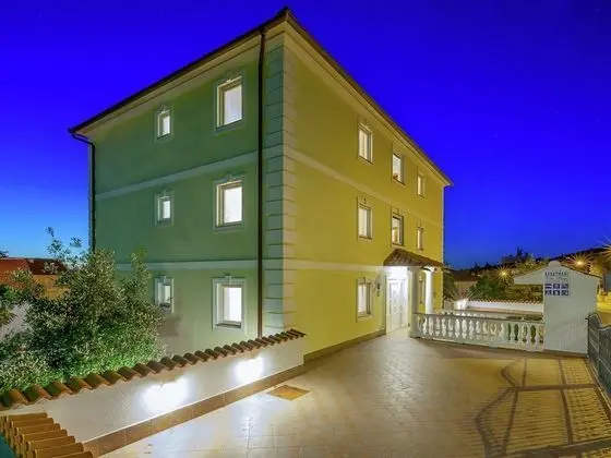 Lovely Apartment with Covered Terrace & Hot Tub