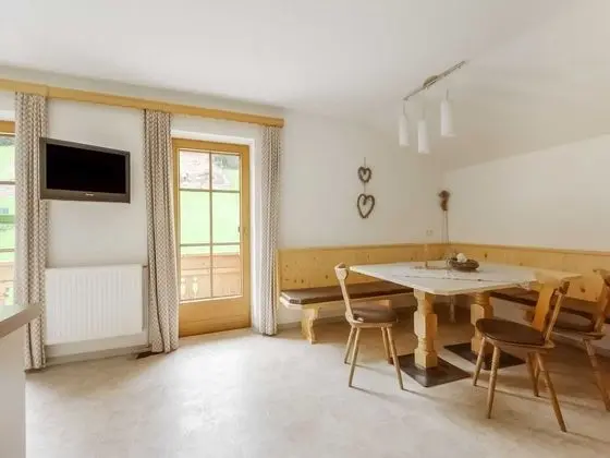 Lovely Apartment in Hainzenberg Next to Forest
