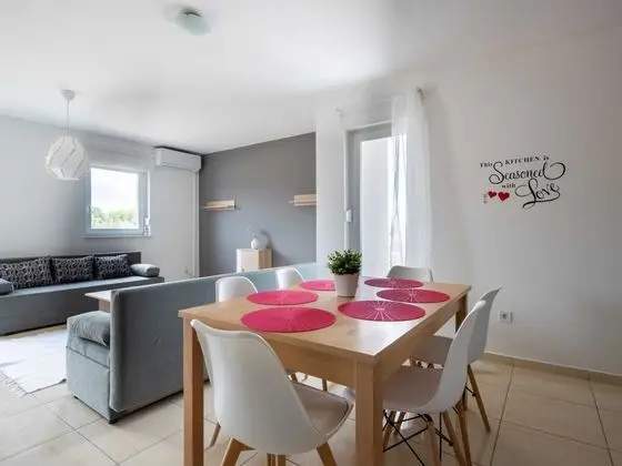 Lovely Apartment in Novalja near Sea Beach & Town Center - Yerinde Yemek