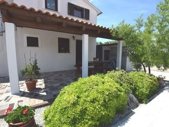 Lovely Apartment With Private Balcony, Pool With Deckchairs, Fenced Garden, bbq