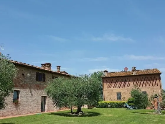 Lovely Farmhouse in Castelfiorentino With Garden