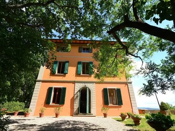 Lovely Holiday Home in Montefiridolfi With Hill View