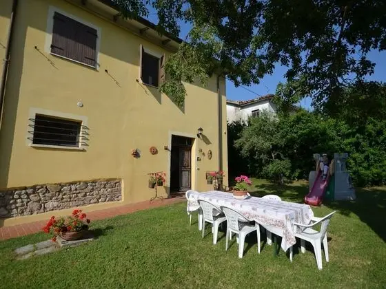 Lovely Holiday Home With Pool in Monte Colombo - Dış Mekan
