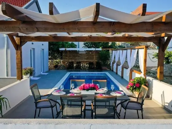 Lovely Holiday Home With Private Swimming Pool - Havuz