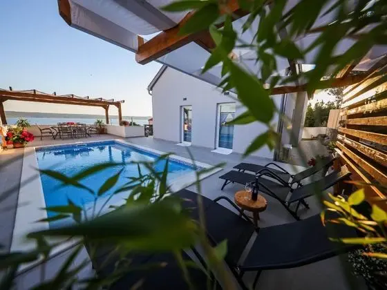 Lovely Holiday Home With Private Swimming Pool - Öne Çıkan Resim