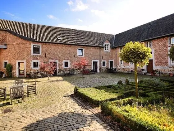 Lovely Holiday Home in Richelle With Barbecue