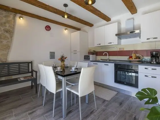 Lovely Holiday House With Private Swimming Pool & Terrace - Mutfak