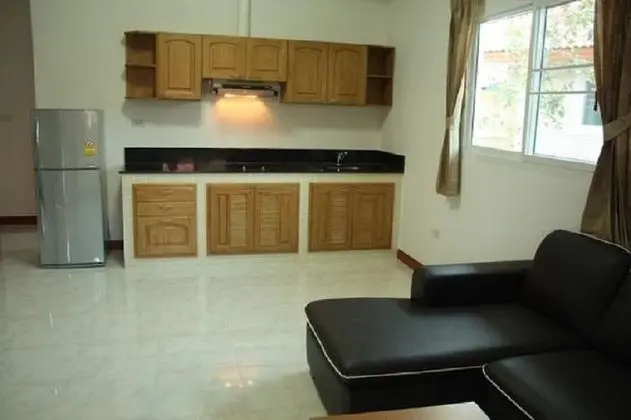 Lovely House Near Chalong Pier With Access to Large Swimming Pool Shop Centre - İç Mekan