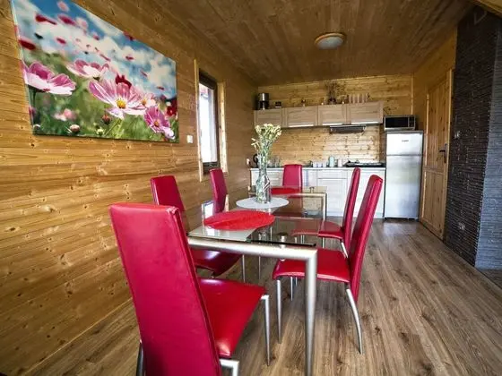 Lovely House Overlooking the Lake, Near the Sea, Ideal for 9 People - Yerinde Yemek