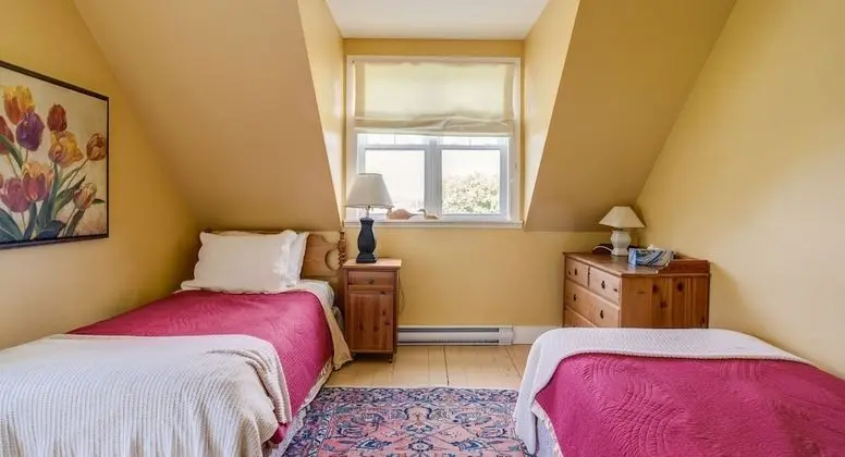 Lovely LacBrome 3 Bdrm Lakefront Cottage