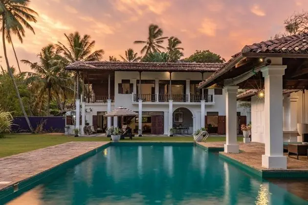 Lovely Lakeside Villa With Large Pool Poolside Dining - Oda