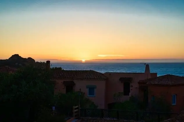 Lovely Panoramic Sea View Cottage-apartment With Adjacent Beach