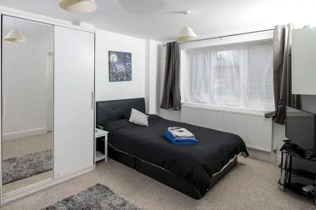 Lovely Rooms in a Quiet Place of Woking