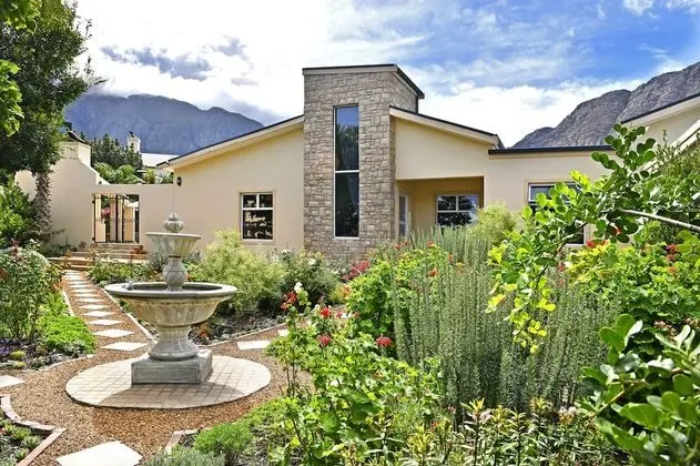 Lovely Self-catering Home, in Quiet Area, 10 Minutes Walk to Restaurants