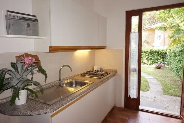 Lovely Semi-detached Villa With Private Garden in Lignano Riviera by Beahost - Mutfak