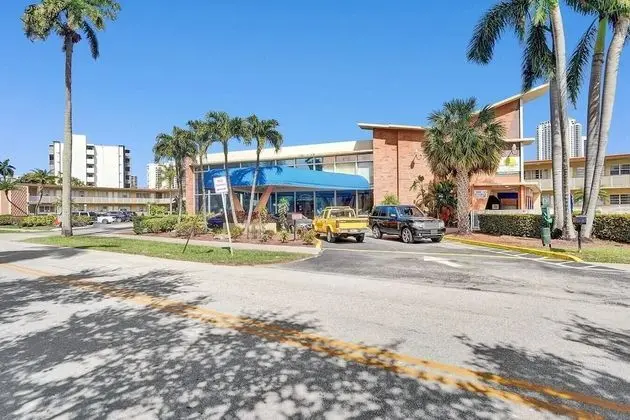 Lovely Studio /1bath , Hallandale Beach, Walk to the Beach! Outdoor Pool & Free Parking!