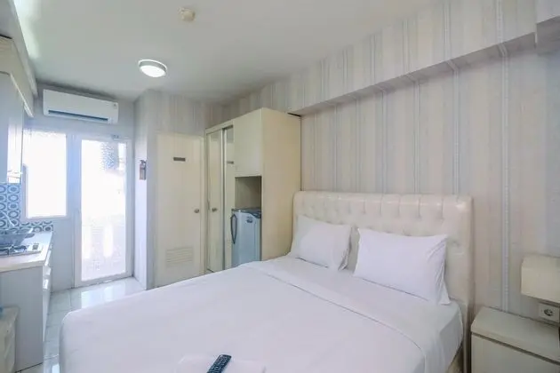 Lovely Studio Green Pramuka Apartment near Shopping Center