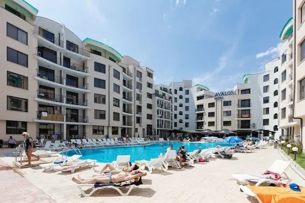 Lovely Studio with Kitchenette & Balcony in Avalon Complex